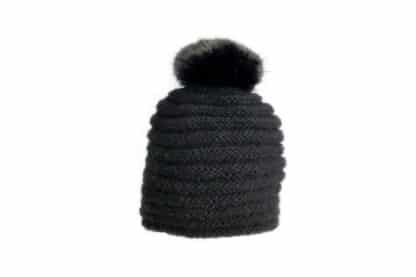 Cappello in lana di alpaca con pon pon nero